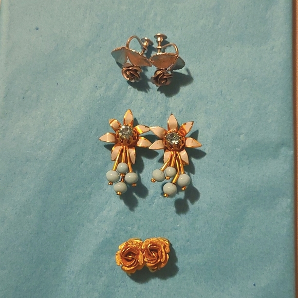 3 pairs of vintage flower clip on earrings - Picture 1 of 4